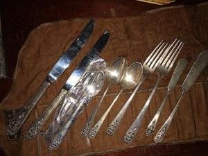 lot 5 image: INTERNATIONAL STERLING FLATWARE - 2 KNIVES ( 71GMS) 3 SPOONS (30GMS EA) 2 FORKS (5260GMS) 2 BUTTER SPREADERS (3438GMS)  9 PCS - TW-416 GMS