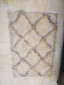 lot 19 image: Plush Area Rug