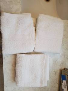 lot 28 image: Cotton White Hand Towels by Mainstay