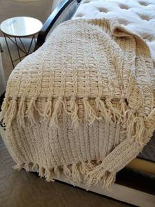 lot 33 image: Chenille Woven Cream Throw with Tassels