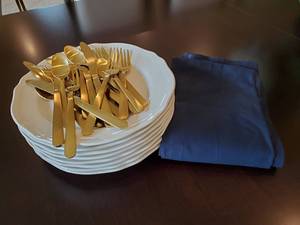 lot 86 image: 8 Place Settings