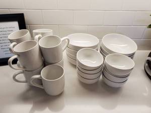 lot 101 image: Mainstay White Bowls & Mugs