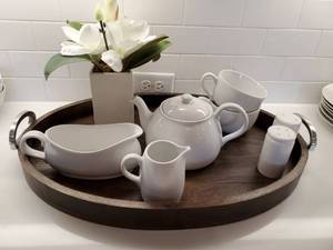 lot 105 image: Tray with Service Ware