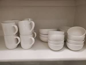 lot 116 image: Mainstay White Service Ware