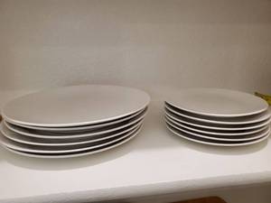 lot 119 image: Mainstay White Ceramic Plates