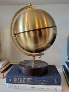 lot 173 image: Decorative Metal Globe with 2 Books