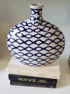 lot 176 image: Blue & White Ceramic Vase with 3 Books