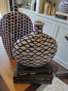 lot 177 image: Pair of Blue & White Vases with 3 Books