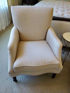 lot 8 image: Universal Bella Chair