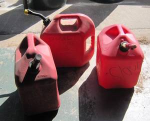 lot 906 image: 3 large gas cans