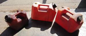 lot 907 image: 3 small gas cans