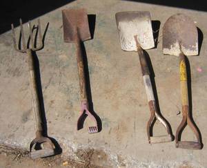 lot 912 image: Shovels and Pitchfork
