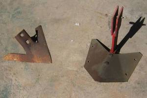lot 913 image: 2 plow blades