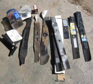 lot 915 image: Lawn mower blades and parts