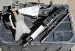 lot 918 image: Scissor jack, jack mount and jack stand bottom