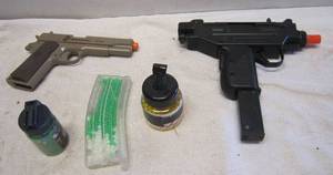 lot 934 image: Airsoft guns and ammo