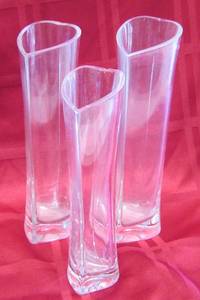 lot 938 image: 3 heart vases
