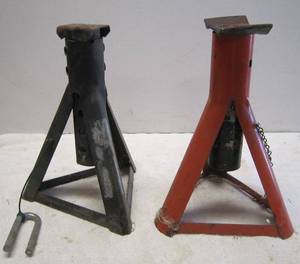lot 944 image: 2 jack stands