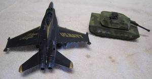 lot 948 image: Military model vehicles