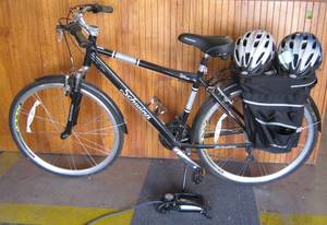 lot 901 image: Schwinn Discover  21 speed bicycle with accessories