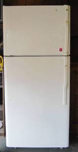 lot 982 image: GE Refrigerator
