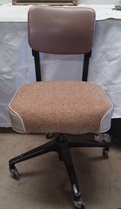 lot 1019 image: tan office chair
