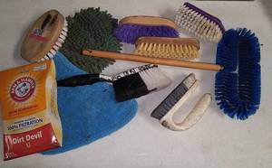lot 1021 image: scrub brushes and cleaning items