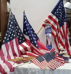 lot 1033 image: Patriotic American Flag assortment