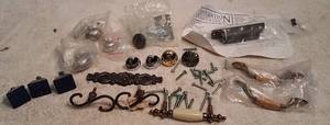 lot 1039 image: assorted knobs and handles