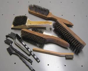 lot 1231 image: Wire and nylon cleaning brushes