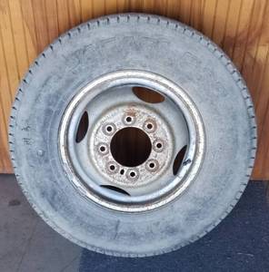 lot 1305 image: Dodge Dually wheel and tire