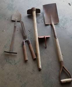 lot 1307 image: yard tools