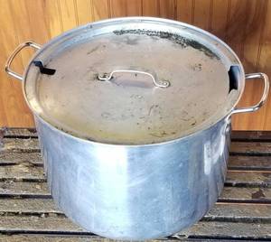 lot 1327 image: Aluminum pot with lid
