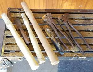 lot 1328 image: Assorted tools and handles with bag
