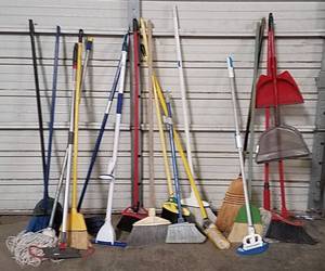lot 1273 image: Mops and brooms