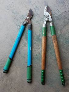 lot 1280 image: 2 pair of garden shears