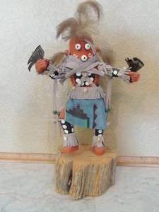 lot 32 image: Kachina doll  Mud head V.Endito 14x8 on wooden stand