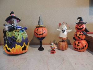 lot 81 image: Halloween dcor- 3 tier jack o lanterns, illuminated witch, illuminated caldron