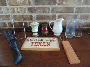 lot 85 image: Umbrella, 3 drinking glasses, toothbrush holder and other dcor items