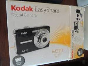 lot 90 image: Kodak digital camera M320, 9,2 pixels comes with computer dock for camera carry case and charger