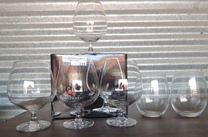 lot 133 image: 8 Grand Chateau Brandy snifter Glasses and 2 Star Bucks glasses