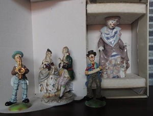 lot 132 image: Lladro 1992 Clown (5901) Surprise Sculpted by Juan Huerta, Retired 2010 wbox  5 Renaissance couple porcelain figurine 6H and circus clown by Regency Fine Arts