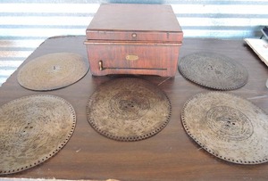 lot 140 image: ANTIQUE SYMPHONION MUSIC BOX - WITH SIX ORIGINAL MUSIC DISCS - (HANDICAP, DO NOTHING,  & MORE - PAT DEC 1889)