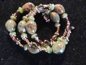 lot 182 image: Green and Gold Stone Necklace & Earring set