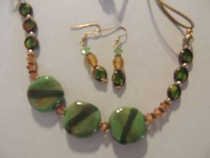 lot 23 image: Green and Gold stone necklace & earring set