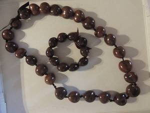 lot 184 image: Brown Kukui Nut Necklace & Bracelet