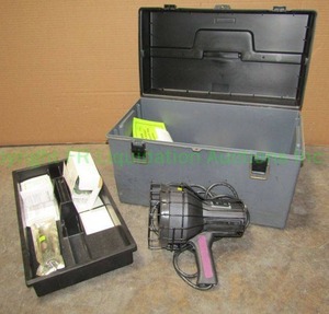 lot 38 image: AC leak detection kit includes black light and supplies