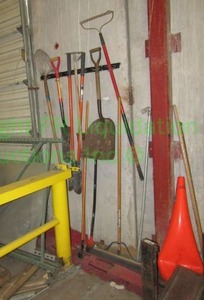 lot 256 image: Outdoor tools including shovels, rakes plus