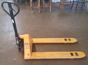 lot 19 image: ULINE Standard fork pallet jack model H-1043 in great working condition as shown. Take a look