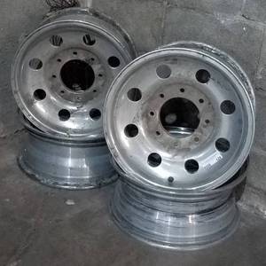 lot 129 image: Ford 8-lug wheels in stylecondition shown.